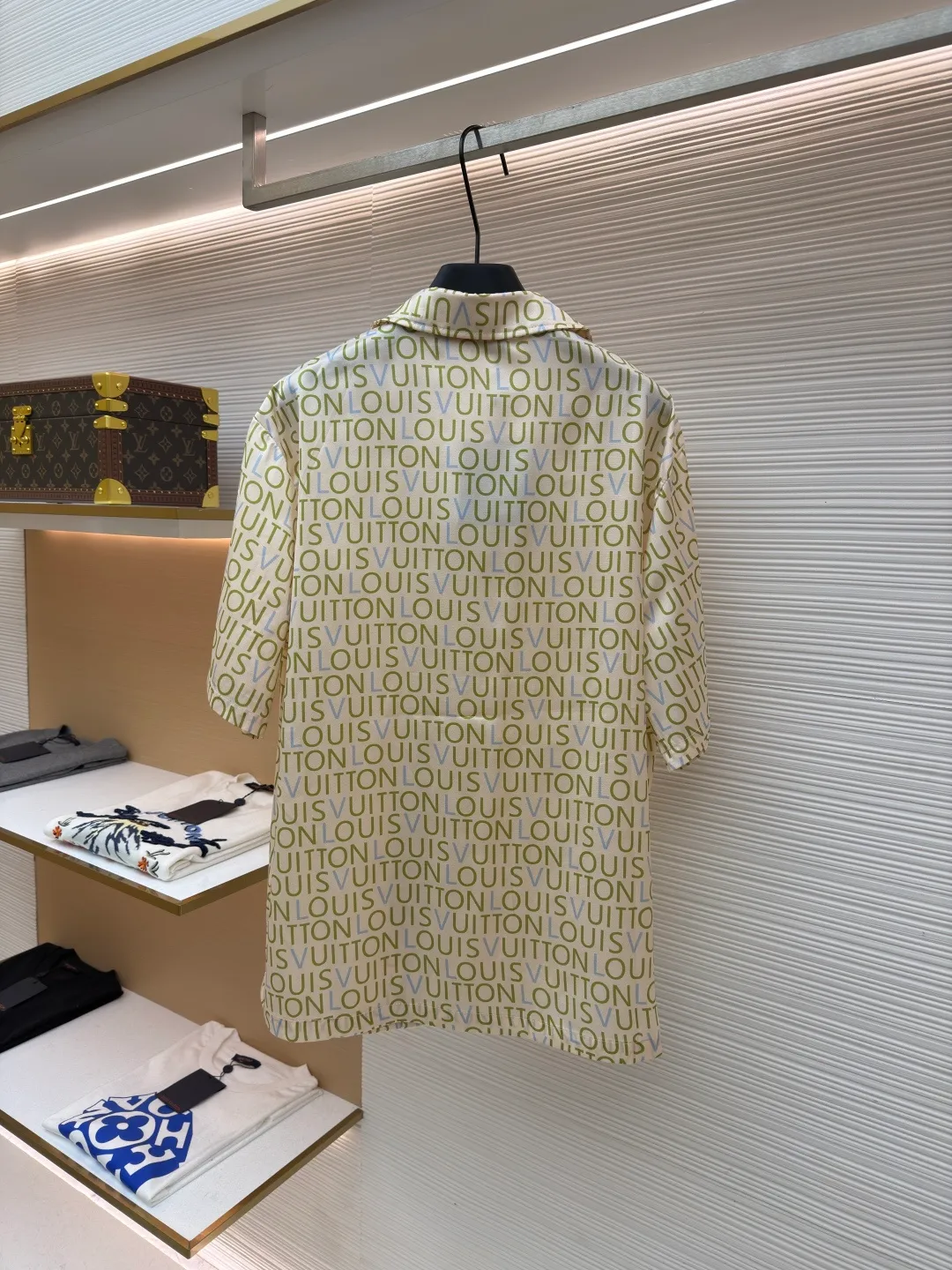 LOUIS VUITTON full-print letter short-sleeved shirt ●Item number: 1682512-A50 ●Material: cotton fabric ●Technology: printing production ●Color: apricot ●Version: fitted version ●Weight: about 180 grams ●Size: S-M-L-XL ●Description: Made of high-thread-count pure cotton poplin fabric. The fabric is treated with pre-washing water and feels smooth and breathable. It has good drape and stiffness, and is not easy to wrinkle and deform. The brand letter pattern printed all over the body of the garment is produced using digital direct printing technology. The color reproduction is high and the pattern is delicate. It is not easy to fade and smudge after high-temperature fixation treatment. The letters are neatly arranged to highlight the brand recognition. The shirt is designed with a Cuban collar, the neckline is smooth and natural, and the buttons at the placket are made of custom mother-of-pearl buttons, which have a warm and shiny texture. The overall cut is a loose silhouette, the shoulder joints are flat-stitched, the stitching is straight and fine, the cuffs are short-sleeved cuffs, and the details are exquisite. The customized accessories and three labels are complete, making it easily suitable for casual vacations and daily outings. The overall wiring is straight and delicate, the fabric is comfortable and soft, and the color is consistent without color difference. It can be matched with the same style to create a fashionable look and control various occasions. Customized accessories, complete with three standards, same style for men and women!